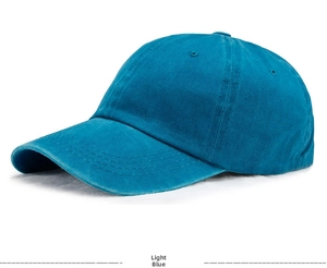 Detailansicht des gewaschenen Denim-Stoffs der hellblauen Basecap im Vintage-Look
