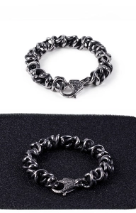 Gros plan sur un bracelet chaîne punk industriel lourd avec fermoir texturé
