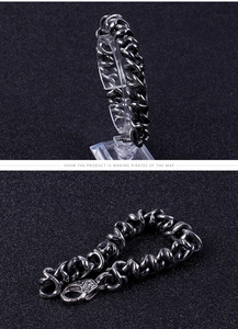 Vue détaillée d'un bracelet gourmette punk en acier inoxydable pour hommes avec texture rétro