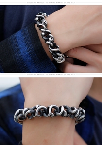 Détail macro du bracelet tête de mort punk gothique en acier inoxydable argenté vieilli