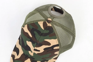 Détail de la casquette camouflage montrant le filet arrière et l'ouverture queue de cheval