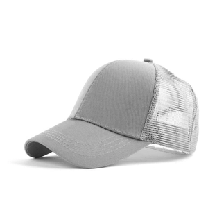Détail de profil d'une casquette de baseball grise en maille pour femme avec trou queue