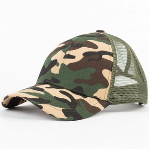 Détail de casquette de baseball camouflage avec panneau arrière en maille verte aérée