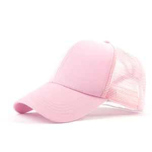 Détail d'une casquette de baseball rose en maille avec filet respirant et sangle réglable