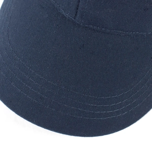 Détail de la casquette queue de cheval bleu marine montrant le tissu et les coutures du bord