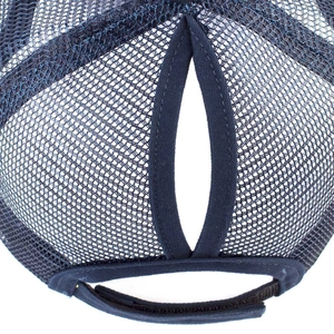 Détail d'une casquette en mesh bleu marine avec ouverture pour queue de cheval et velcro