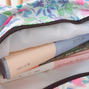 Detailansicht der geblümten Stofftasche innen mit Platz für mehrere Bücher oben