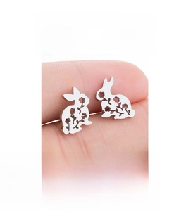 Gros plan de boucles d'oreilles lapin argentées avec motifs floraux découpés au laser