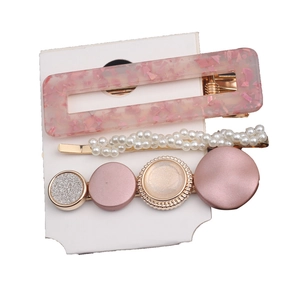 Set de pinzas para el cabello con brillo rosa y horquilla de perlas en tarjeta blanca