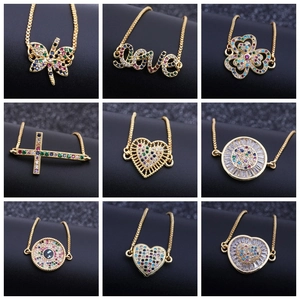 Dettaglio di nove bracciali dorati regolabili con insetti, cuori e zirconi multicolori