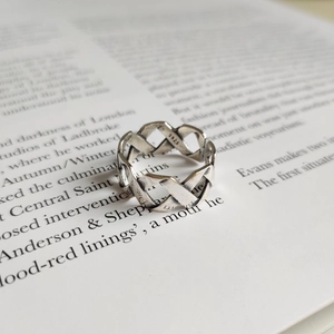Detailed view of S925 sterling silver vintage intertwined ring with engraved hallmark