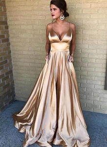 Vue détaillée d'une robe de soirée en satin champagne avec col en V et fines bretelles