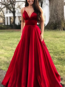 Détail d'une robe de soirée en satin rouge avec décolleté en V élégant et texture en soie