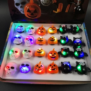Macro-weergave van LED Halloween-ringen met schedel en pompoen verpakt in een geschenkdoos