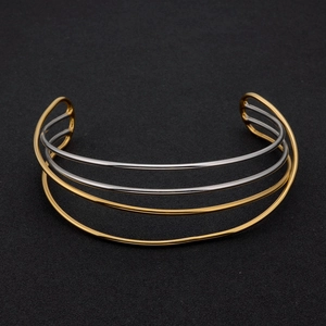 Bracelet manchette multicouche bicolore épuré en finitions dorée et argentée