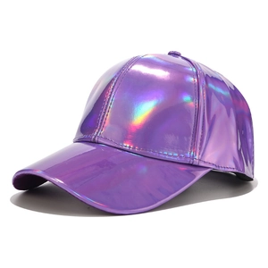 Détail de la surface holographique laser violette et des coutures de la casquette
