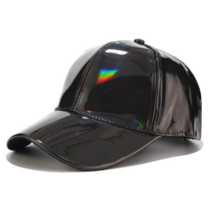 Vue latérale d'une casquette laser holographique brillante avec finition métallique