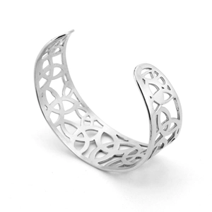 Vista detallada del brazalete de acero plateado con patrones de nudos celticos calados