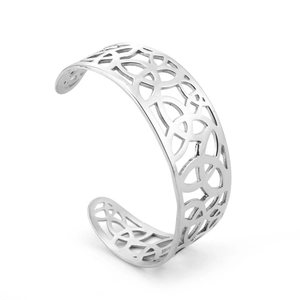 Detalle de brazalete plateado con patrones geométricos circulares calados