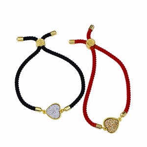 Pulseras trenzadas ajustables roja y negra con colgante de corazón y cierre deslizante dorado