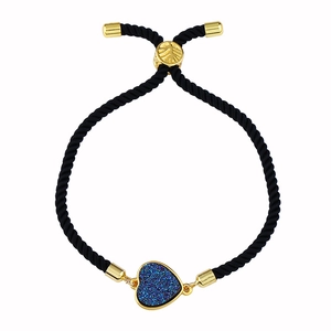 Vista macro de pulsera ajustable de corazón con incrustación azul y cordón negro