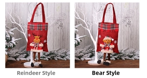 Détail de sacs cadeaux de Noël en toile avec renne et ours en peluche 3D et motifs écossais