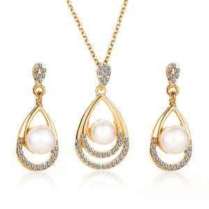 Elegante set di gioielli dorati con collana di perle e orecchini a goccia abbinati