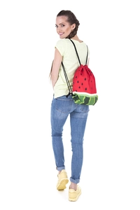 Sac à cordon motif pastèque porté par un mannequin féminin souriant de dos