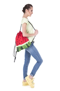 Détail du sac à dos avec cordon à imprimé pastèque 3D porté par un mannequin sur fond blanc