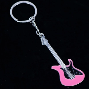 Primer plano de un llavero de guitarra eléctrica rosa hecho de aleación con acabado esmalte