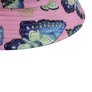 Détail d'un chapeau rose avec motifs papillons et coutures renforcées sur le bord du bord