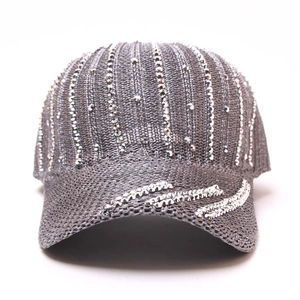 Dettaglio del berretto in maglia grigio con strisce verticali e strass argentati lucidi