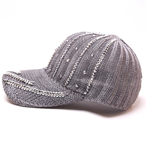 Vista dettagliata di un berretto da baseball grigio in maglia con strass brillanti