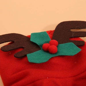 Detail des Weihnachts-WC-Sets mit Rentiergeweih-Dekor und kleinen Stechpalmenblatt-Akzenten