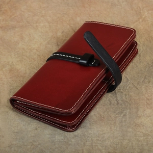 Portafoglio lungo vintage in pelle bordeaux con cinturino nero e cuciture bianche
