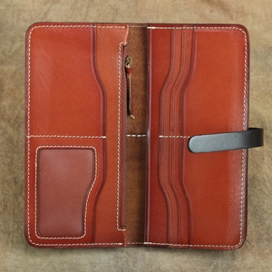 Dettagli del portafoglio in pelle vintage con fessure per carte e finestra per ID