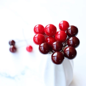Bacche rosse artificiali da 16 mm in vaso bianco per decorazioni natalizie e casa