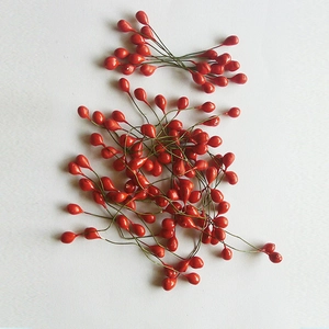 Künstliche rote Weihnachtsbeeren mit grünen Drahtstielen für Heimdekoration und Bastelprojekte