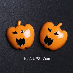 Detailed view of Halloween resin pumpkin charms with dimensions 2.5x2.7cm for DIY crafts