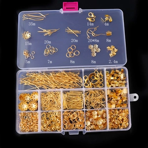 Set di minuteria per gioielli dorati con moschettoni e anellini in scatola trasparente.