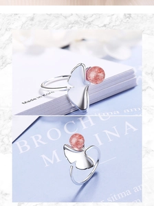 Detailansicht eines silbernen Ginkgo-Blatt-Rings mit einer rosa Erdbeerquarz-Perle