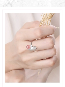 Detailansicht eines silbernen Ginkgoblatt-Rings mit rosa Kristallen am Zeigefinger