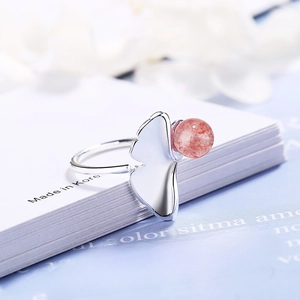 Ring mit rosa Erdbeerquarz und silbernem Ginkgoblatt-Design im minimalistischen Stil