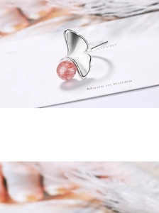 Makro-Detail des silbernen Ginkgoblatt-Rings mit rundem rosa Erdbeerquarz-Stein
