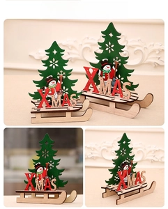 Détail de traîneau de Noël en bois avec bonhomme de neige découpé au laser et texte XMAS