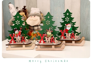 Détail de traîneau de Noël en bois avec lettrage XMAS et figurine de renne