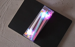 Set di 4 penne unicorno luminose in rosa, blu, viola e bianco in scatola di plastica