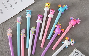 Dettaglio di penne luminose con unicorno e orsetto in colori macaron su base grigia