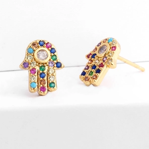 Hamsa Hand oorknopjes met kleurrijke zirkonia en gouden plating op een witte achtergrond