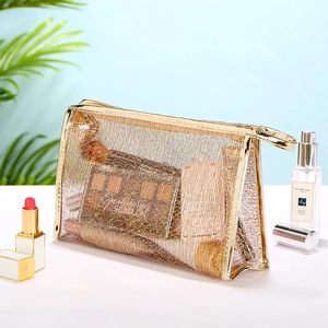 Détail de la trousse de maquillage en maille dorée avec fermeture éclair robuste